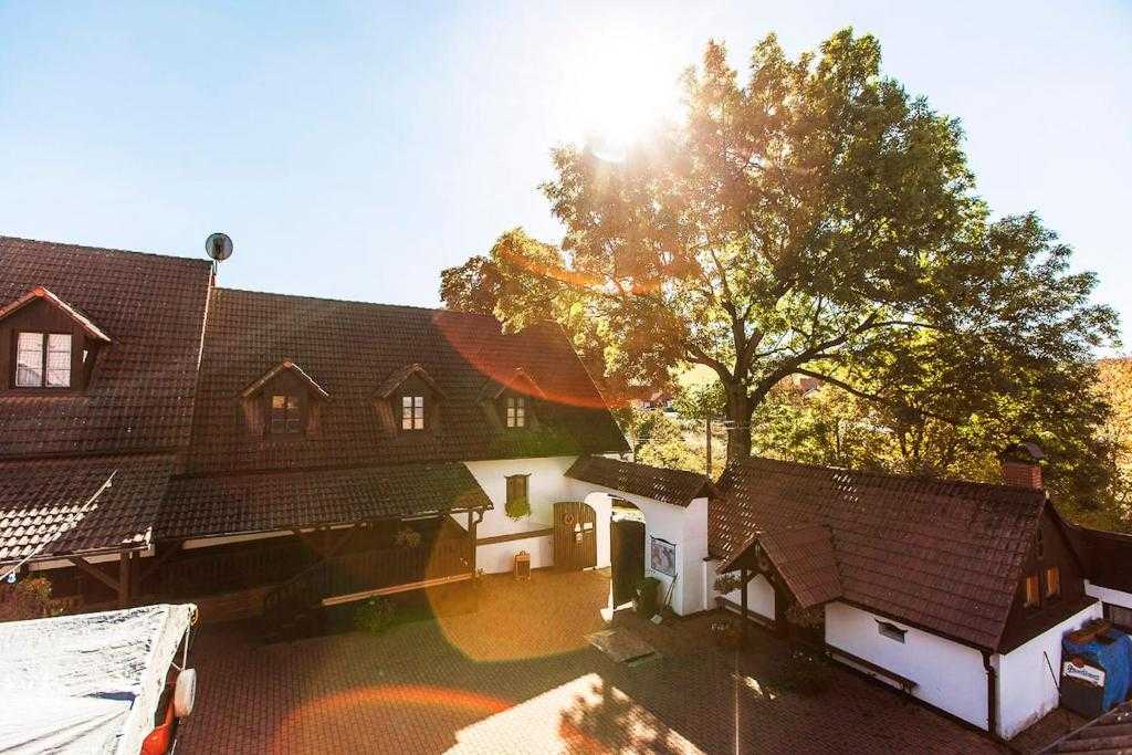 Pension U Dvou čápů - courtyard in Vestec, Chocerady